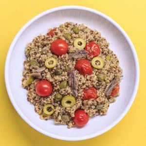 Ensalada de quinoa con alcaparras, anchoas y tomates cherry
