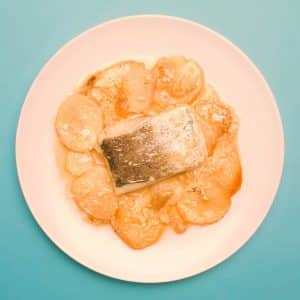 Merluza a la donostiarra con patatas a lo pobre (350 g.)