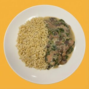 Pollo_con_salsa_de_champiñón_y_espinacas_y_maiz_primerplano_baja
