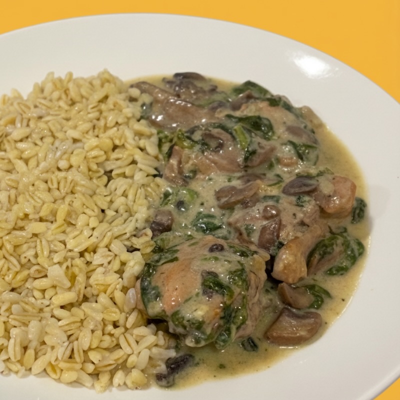 Pollo_con_salsa_de_champiñón_y_espinacas_y_maiz_primerplano_baja